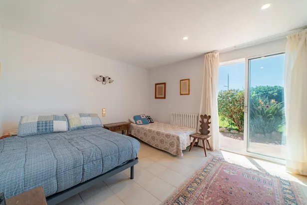 Exclusiu xalet a primera línia de mar amb unes vistes espectaculars i un gran jardí privat