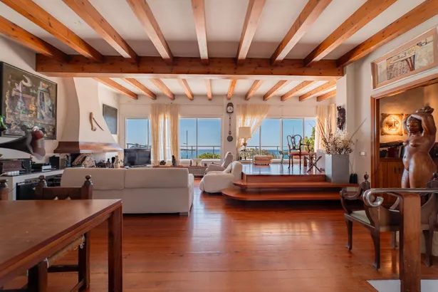 Exclusiu xalet a primera línia de mar amb unes vistes espectaculars i un gran jardí privat
