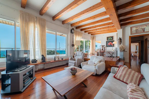 Exclusiu xalet a primera línia de mar amb unes vistes espectaculars i un gran jardí privat
