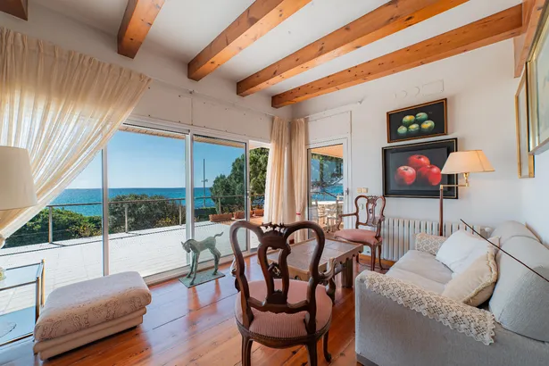 Exclusiu xalet a primera línia de mar amb unes vistes espectaculars i un gran jardí privat