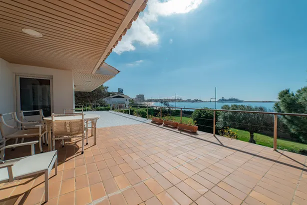 Exclusiu xalet a primera línia de mar amb unes vistes espectaculars i un gran jardí privat