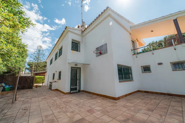 Exclusiu xalet a primera línia de mar amb unes vistes espectaculars i un gran jardí privat