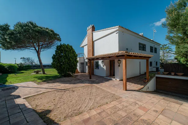 Exclusiu xalet a primera línia de mar amb unes vistes espectaculars i un gran jardí privat