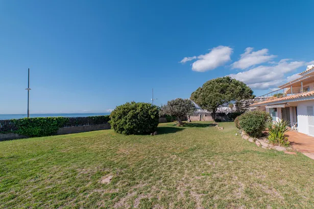 Exclusiu xalet a primera línia de mar amb unes vistes espectaculars i un gran jardí privat