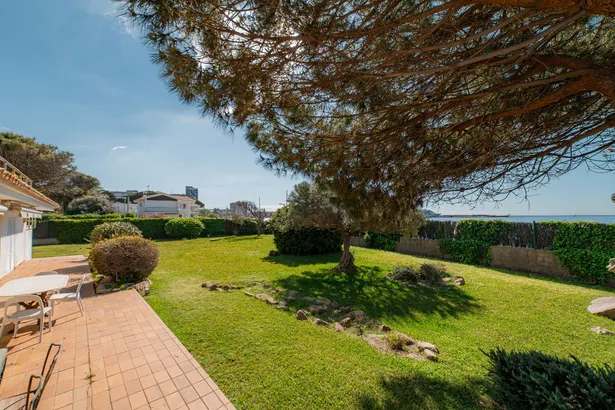 Exclusiu xalet a primera línia de mar amb unes vistes espectaculars i un gran jardí privat