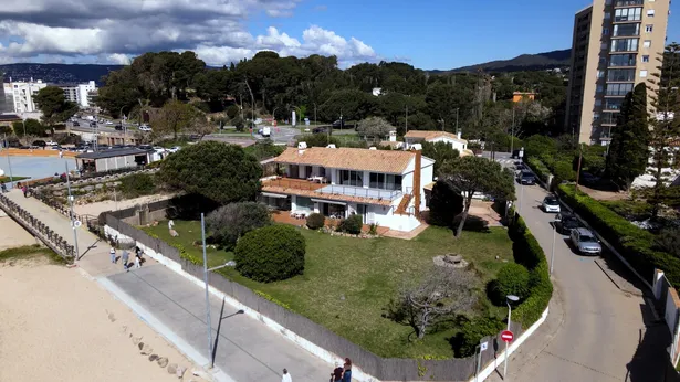 Exclusiu xalet a primera línia de mar amb unes vistes espectaculars i un gran jardí privat