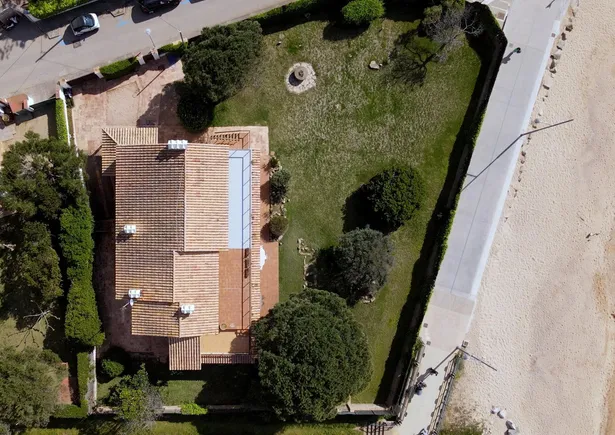Exclusiu xalet a primera línia de mar amb unes vistes espectaculars i un gran jardí privat