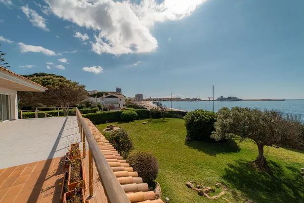 Exclusiu xalet a primera línia de mar amb unes vistes espectaculars i un gran jardí privat