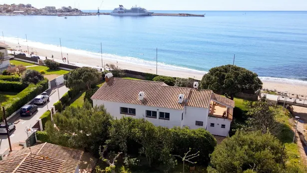 Exclusiu xalet a primera línia de mar amb unes vistes espectaculars i un gran jardí privat