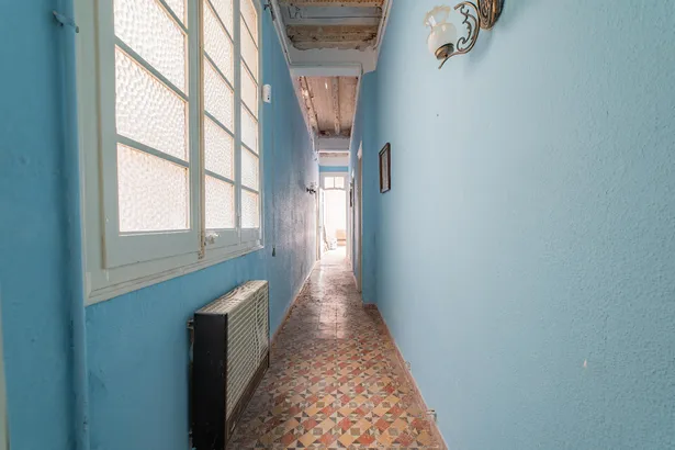 Piso con encanto histórico y terraza soleada en el corazón de Barcelona