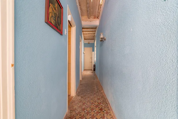 Piso con encanto histórico y terraza soleada en el corazón de Barcelona