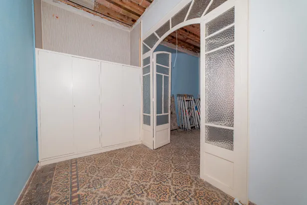 Piso con encanto histórico y terraza soleada en el corazón de Barcelona