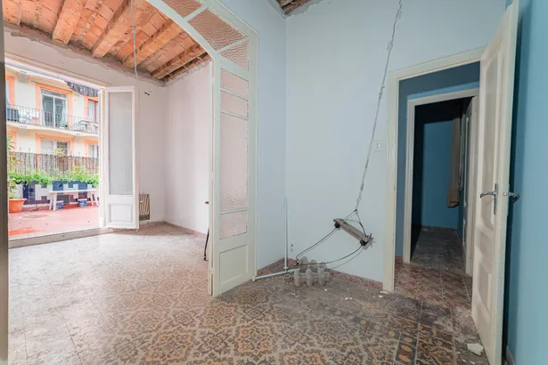 Piso con encanto histórico y terraza soleada en el corazón de Barcelona
