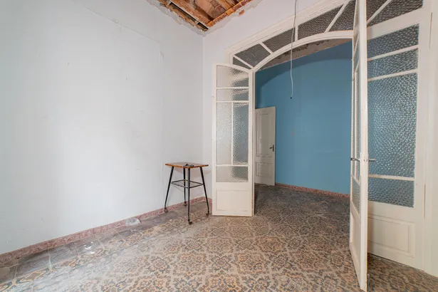 Piso con encanto histórico y terraza soleada en el corazón de Barcelona