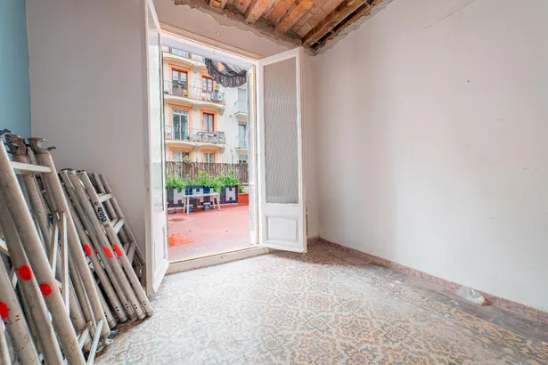 Piso con encanto histórico y terraza soleada en el corazón de Barcelona