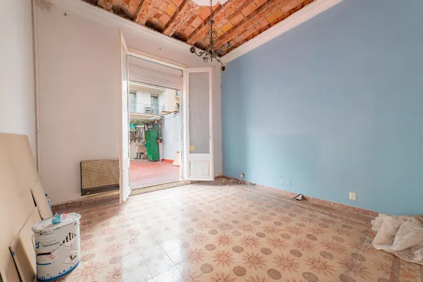 Piso con encanto histórico y terraza soleada en el corazón de Barcelona