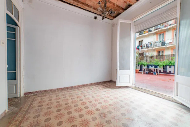 Piso con encanto histórico y terraza soleada en el corazón de Barcelona