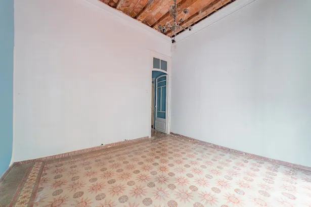 Piso con encanto histórico y terraza soleada en el corazón de Barcelona