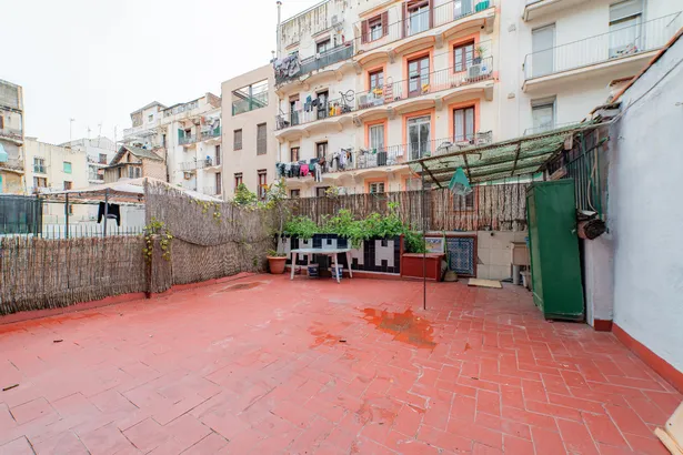 Piso con encanto histórico y terraza soleada en el corazón de Barcelona