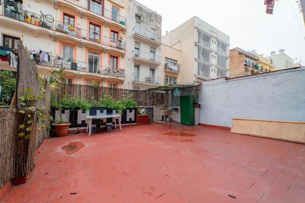 Piso con encanto histórico y terraza soleada en el corazón de Barcelona