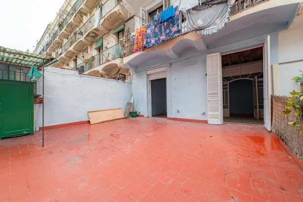 Piso con encanto histórico y terraza soleada en el corazón de Barcelona