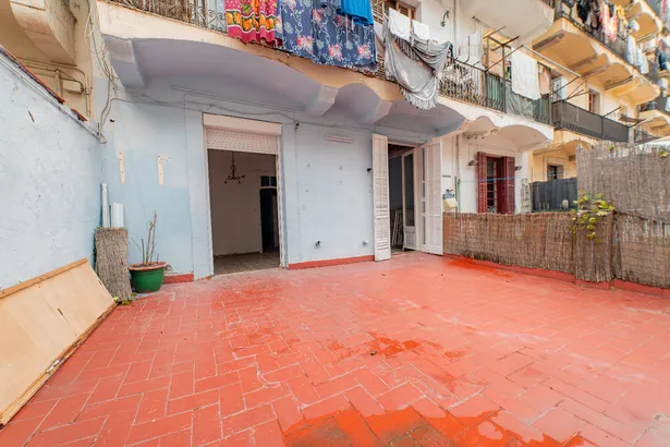 Piso con encanto histórico y terraza soleada en el corazón de Barcelona