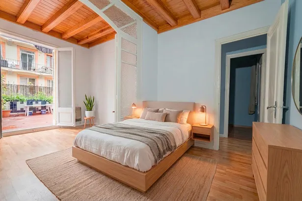 Piso con encanto histórico y terraza soleada en el corazón de Barcelona