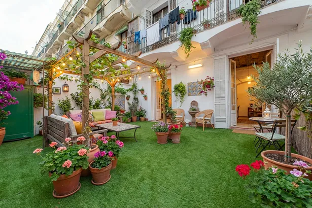 Piso con encanto histórico y terraza soleada en el corazón de Barcelona