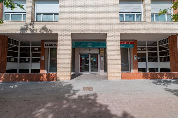 Local comercial a pie de calle en Granollers – Excelente ubicación y visibilidad