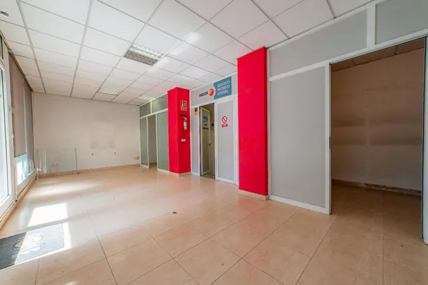 Local comercial a pie de calle en Granollers – Excelente ubicación y visibilidad