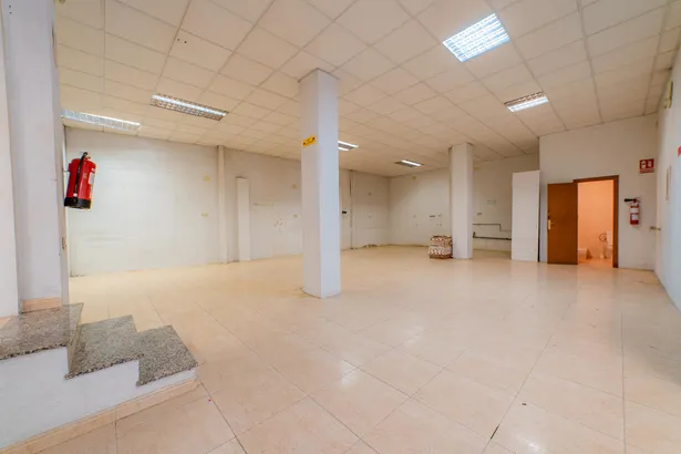 Local comercial a pie de calle en Granollers – Excelente ubicación y visibilidad