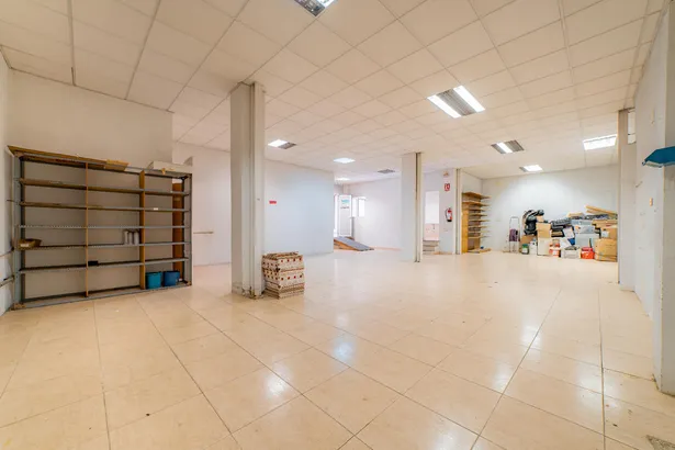 Local comercial a pie de calle en Granollers – Excelente ubicación y visibilidad