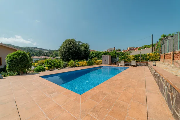 Piscina nueva, terreno enorme y cero vecinos pegados.