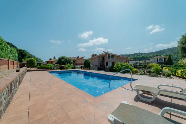 Piscina nueva, terreno enorme y cero vecinos pegados.