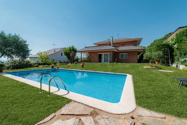 Espacio, calma y comodidad en este chalet independiente