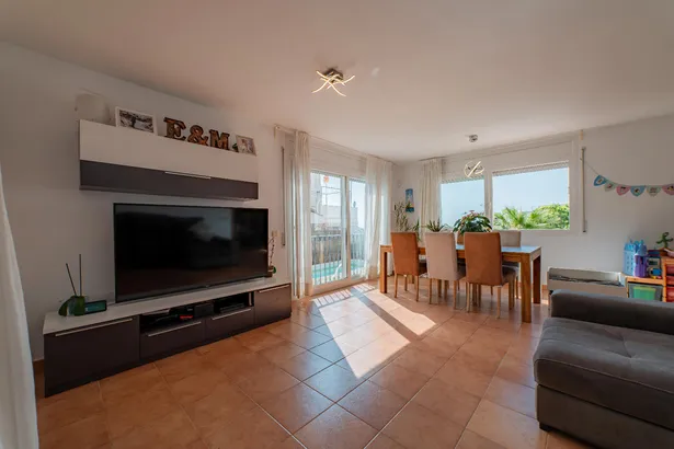 Vivir a un paso del mar en Canet. Espacio, luz y vistas que enganchan