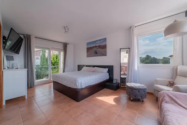 Vivir a un paso del mar en Canet. Espacio, luz y vistas que enganchan