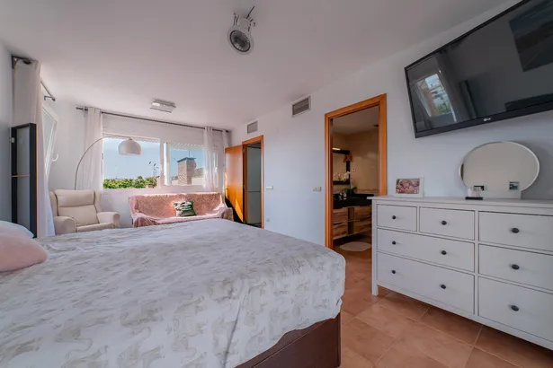 Vivir a un paso del mar en Canet. Espacio, luz y vistas que enganchan