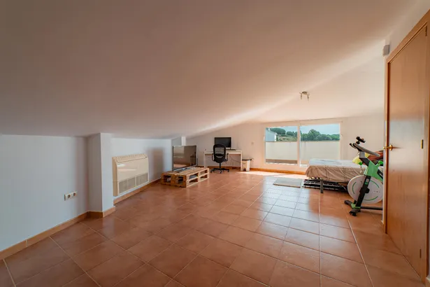 Vivir a un paso del mar en Canet. Espacio, luz y vistas que enganchan