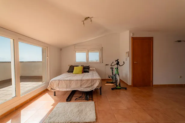 Vivir a un paso del mar en Canet. Espacio, luz y vistas que enganchan