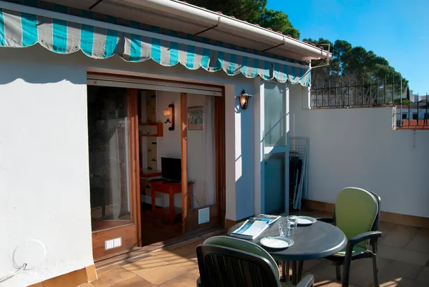 Petit apartament àtic amb terrassa al cor de Tamariu