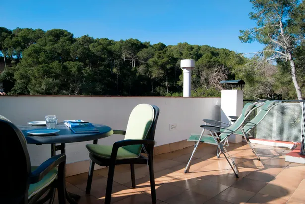 Petit apartament àtic amb terrassa al cor de Tamariu