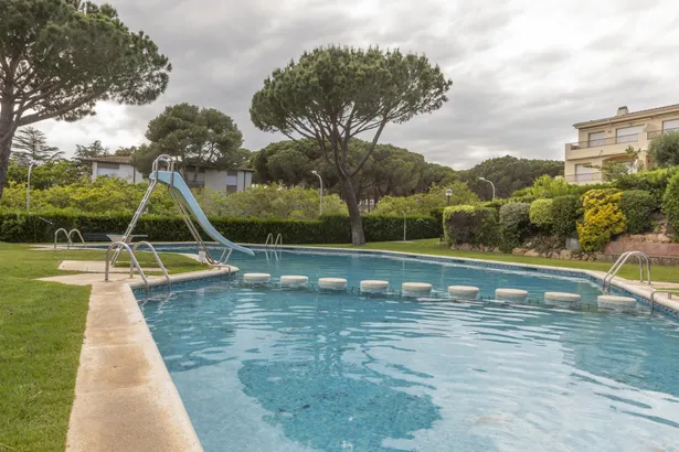 Calella de Palafrugell – Casa pareada con jardín privado y piscina comunitaria