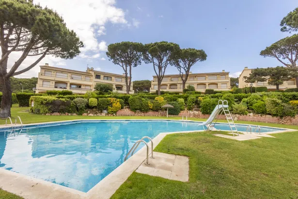 Calella de Palafrugell – Casa pareada con jardín privado y piscina comunitaria