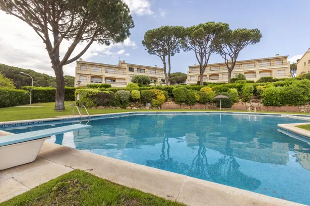 Calella de Palafrugell – Casa pareada con jardín privado y piscina comunitaria