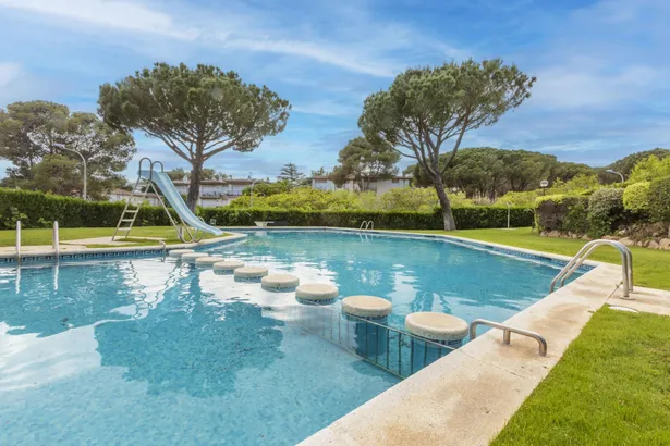 Calella de Palafrugell – Casa pareada con jardín privado y piscina comunitaria