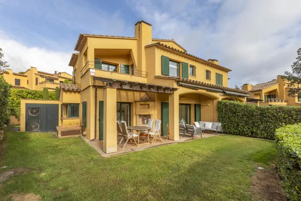 Casa adosada con jardín privado y piscina comunitaria en Llafranc, a tan sólo  400 m de la playa.