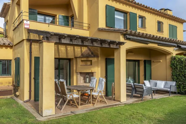 Casa adosada con jardín privado y piscina comunitaria en Llafranc, a tan sólo  400 m de la playa.
