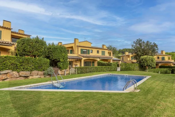 Casa adosada con jardín privado y piscina comunitaria en Llafranc, a tan sólo  400 m de la playa.
