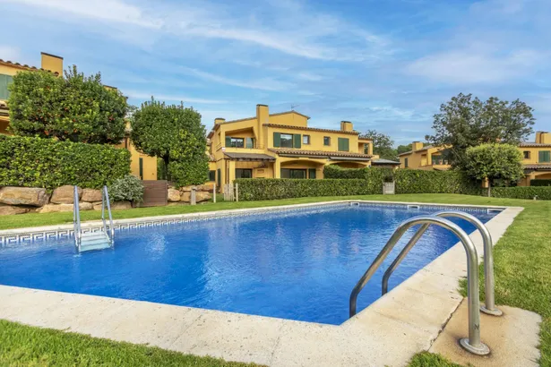 Casa adosada con jardín privado y piscina comunitaria en Llafranc, a tan sólo  400 m de la playa.